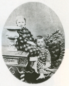 Czteroletni Ignacy z siostrą Antosią w roku 1864