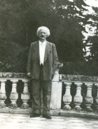 Ignacy Paderewski na tarasie swojej rezydencji w Szwajcarii